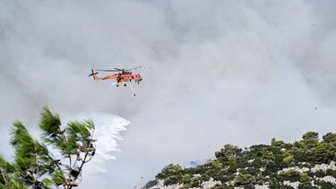 Βελτιωμένη η εικόνα στη φωτιά στην Πάρνηθα