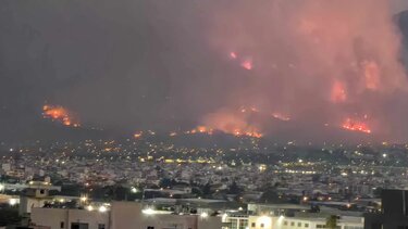 Σε πύρινο κλοιό η Αττική – Στους πρόποδες της Πάρνηθας οι φλόγες