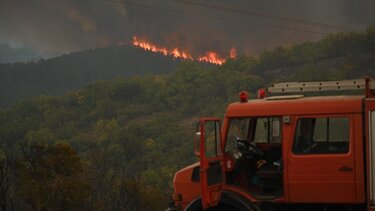  Φωτιά στην Ικαρία: Ενισχύθηκαν οι δυνάμεις στους Φούρνους