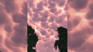 Υπερθέαμα στο ουρανό με μοβ σύννεφα "mammatus"