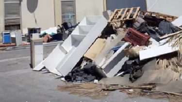 Σωρός από σκουπίδια, πίσω από το ΠαΓΝΗ