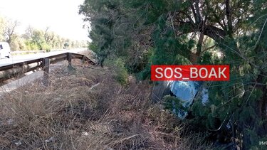 Όχημα ανετράπη και βρέθηκε στο πρανές