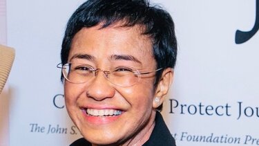 Η δημοσιογράφος και νομπελίστρια ειρήνης Μαρία Ρέσα αθωώνεται στη δίκη της για φοροδιαφυγή