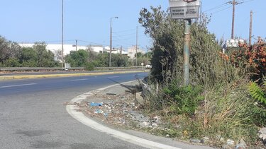 Πρανή χορταριασμένα, με σκουπίδια ... και η βροχή έρχεται