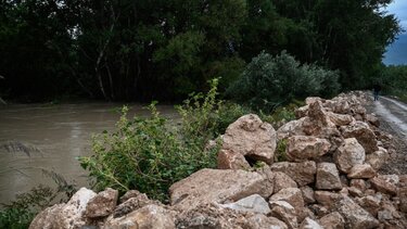 Λαμία: Οχυρώνουν με αναχώματα τον Σπερχειό για να μην υπερχειλίσει