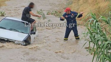 Λαμία: Χείμαρρος παρέσυρε ΙΧ - Ανέβηκε στην οροφή για να γλυτώσει ο οδηγός!