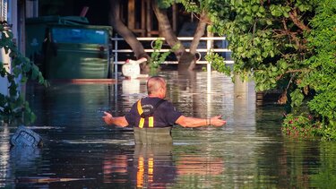 Σκηνές "αποκάλυψης" στη Θεσσαλία: Τα τρία μέτρα έφτασε το ύψος του νερού σε προάστια της Λάρισας