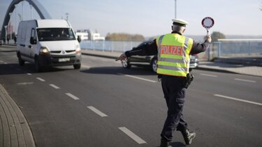 Γερμανία: Επίθεση με μαχαίρι σε πολιτικό και μάλιστα... live!