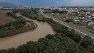 Κακοκαιρία Daniel: Στα 10 μέτρα το ύψος του Πηνειού - Συνεχίζεται ο απεγκλωβισμός κατοίκων