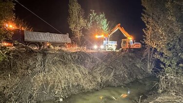 Θεσσαλία: Συνεχίστηκαν κατά τη διάρκεια της νύχτας οι εργασίες καθαρισμού και αποκατάστασης 