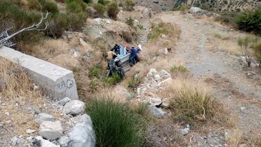 Αυτοκίνητο έπεσε σε χαντάκι - Δύο άτομα απεγκλώβισε η Πυροσβεστική -Δείτε φωτογραφίες