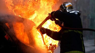 Στις φλόγες "τυλίχτηκε" σταθμευμένο όχημα