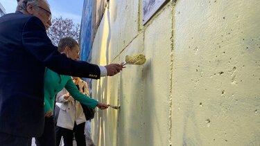 Σήκωσαν τα μανίκια και με πινέλα έσβησαν τα αντισημιτικά συνθήματα