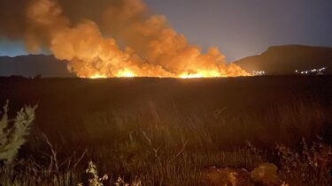 Ανεξέλεγκτη η φωτιά στον Μαραθώνα – Έκλεισε ο δρόμος προς το Κωπηλατοδρόμιο