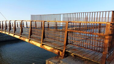 Από στολίδι... ερείπιο η πεζογέφυρα "Καλατράβα" στον Καράβολα- Δείτε φωτογραφίες