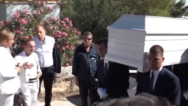 Μαίρη Χρονοπούλου: Με λευκά κοστούμια και μελωδίες της Ρεμπούτσικα το τελευταίο "αντίο"