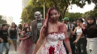 Οι απέθαντοι κατέκλυσαν την Πόλη του Μεξικού στον περίπατο των ζόμπι