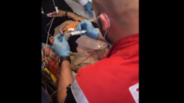 Το συγκλονιστικό video με τις προσπάθειες του ΕΚΑΒ να διασώσει την 39χρονη που δαγκώθηκε από οχιά