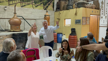 Γιόρτασαν την εκλογή της Ελένης… σε ρακοκάζανο !