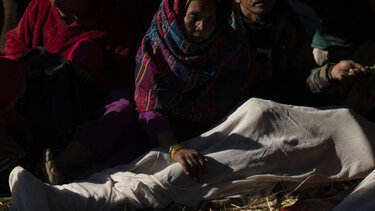 Νεπάλ: Οι κάτοικοι θρηνούν για αυτούς που χάθηκαν στον ισχυρό σεισμό της Παρασκευής