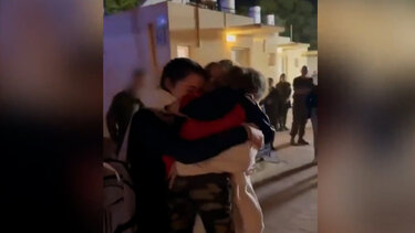 Απελευθερώθηκαν 11 όμηροι της Χαμάς και 33 Παλαιστίνιοι που κρατούνταν σε ισραηλινές φυλακές