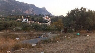 Καναπέδες, κρεβάτια, μέχρι και... γυψοσανίδες πεταμένες στο δρόμο!