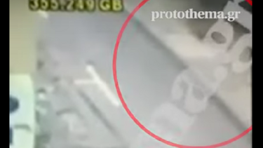 Η στιγμή που ο "δράκος των Εξαρχείων" επιτίθεται σε 29χρονη για να τη βιάσει 