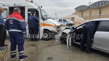 Πήγαινε ανάποδα σε μονόδρομο και έπεσε πάνω σε ασθενοφόρο 