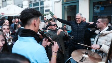 Έσπασαν 20.000 φλεγόμενα πιάτα υπό τους ήχους του Βασίλη Καρρά