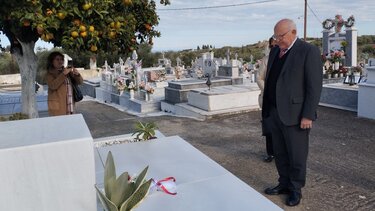 Απόδοση τιμής στο Μίκη Θεοδωράκη από τον Πρέσβη της Κούβας