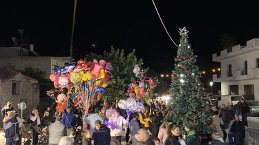 Ο Άι Βασίλης ενθουσίασε τα πλήθη με την …σκαφτικιά μηχανή!