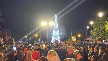 Σε ρυθμούς Χριστουγέννων το Ρέθυμνο - Φωταγωγήθηκε το δέντρο 