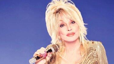 Dolly Parton: «Eίμαι 77 χρονών και είμαι ροκ σταρ»