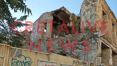 Κατέρρευσε τμήμα της πρόσοψης στο ιστορικό ξενοδοχείο "Μίνως"