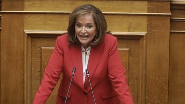 Ντ. Μπακογιάννη σε αντιπολίτευση: Το επίπεδο σας αδικεί τα 57 θύματα των Τεμπών και τις οικογένειες τους