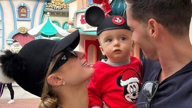  Η Πάρις Χίλτον με τον γιο της στη Disneyland για τα Χριστούγεννα