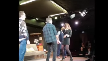 Δήμητρα Ματσούκα: Πέταξε ανθοδέσμη στο κοινό της παράστασης