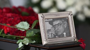 Βαθιά η συγκίνηση στο τελευταίο αντίο για τον Βασίλη Βασιλικό