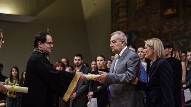 Στις οικογένειες τα πτυχία δύο φοιτητριών που έχασαν τη ζωή τους στα Τέμπη