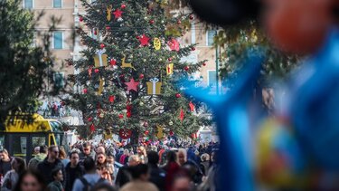 Σε εορταστικούς ρυθμούς η αγορά - Ξεκινούν καλάθια Χριστουγέννων και Αϊ Βασίλη