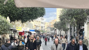 Kλειστά μαγαζιά αλλά πολύς κόσμος στο κέντρο