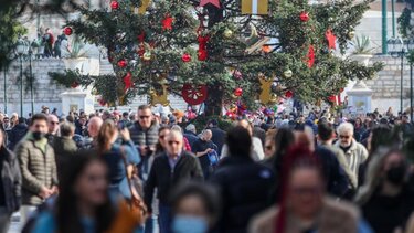 Δώρα, συντάξεις, μισθοί κι επιδόματα στην αγορά, αλλά το βλέμμα στις εκπτώσεις