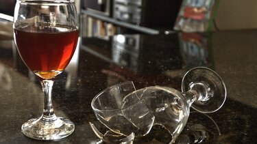 Η απλή λύση για την αφαίρεση επίμονων λεκέδων από το γυαλί 