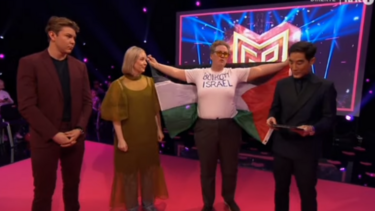 Διαδηλώτρια εισέβαλε σε στούντιο της Νορβηγικής τηλεόρασης ζητώντας την αποβολή του Ισραήλ από την Eurovision!