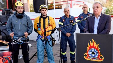 Παραδόθηκε από τον Περιφερειάρχη υλικοτεχνικός εξοπλισμός στην ΕΜΑΚ για ενίσχυση του διασωστικού έργου