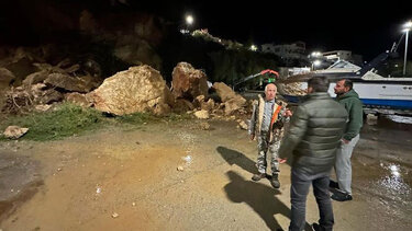 Μεγάλη κατολίσθηση στον δρόμο για το λιμάνι του Μακρύ Γιαλού