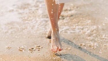 Τι οφέλη έχει για τη υγεία αν περπατάμε ξυπόλητοι 