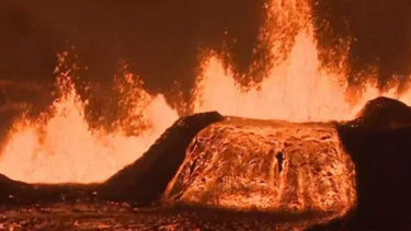 Ισλανδία: Η λάβα από το ηφαίστειο που εξερράγη έφθασε σε σπίτια που έπιασαν φωτιά    