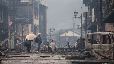 Οι επιζώντες του σεισμού στην Ιαπωνία, αντιμέτωποι με το κρύο και τον κίνδυνο των κατολισθήσεων