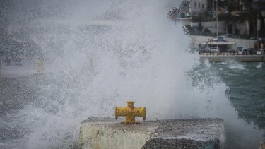 Ο καιρός δεν "άφησε" τα πλοία να δέσουν στη Μήλο